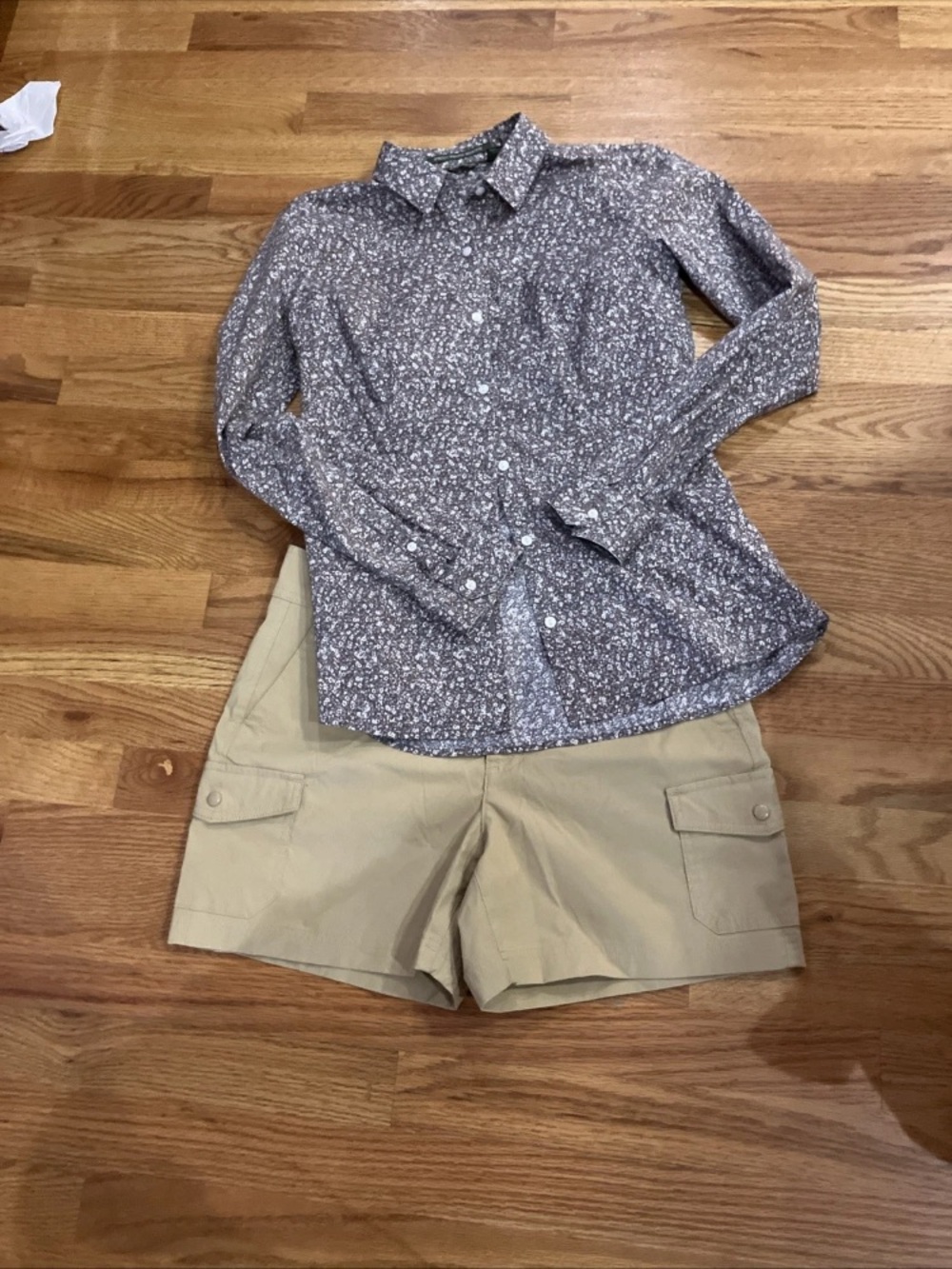 Eddie Bauer Women’s Sz 6 Khaki Shorts And Floral LS Button Down. EUC